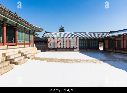 Scenario mattutino invernale coreano, tradizionale casa di hanok coperta di neve all'interno del Palazzo di Gyeongbokgung. Foto Stock