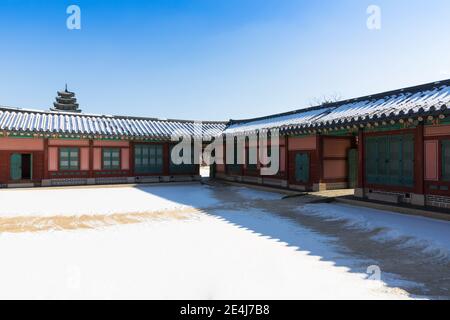 Scenario mattutino invernale coreano, tradizionale casa di hanok coperta di neve all'interno del Palazzo di Gyeongbokgung. Foto Stock