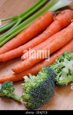 Una foto ravvicinata di carote, gambi di sedano e alcuni broccoli. Foto Stock
