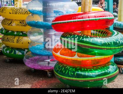 Colorato kitsch vacanza al mare in vendita a Cowes, Phillip Island, Victoria, Australia Foto Stock