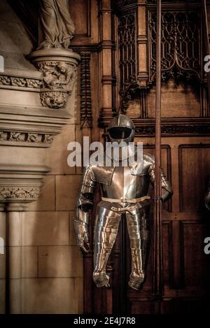Armi medievali e vestito di armatura nella Grande Sala di Castello di Edimburgo, Scozia Foto Stock