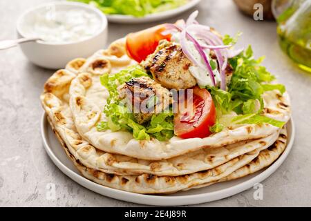 Souvlaki di pollo greco su spiedini di legno Foto Stock