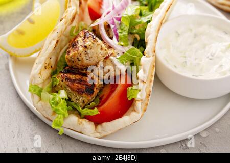 Souvlaki di pollo greco su spiedini di legno Foto Stock