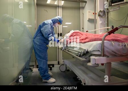 Porto, Portogallo. 23 gennaio 2021. Un operatore sanitario preleva il sangue per l'analisi da un paziente ritenuto positivo di covid19 in un reparto presso l'Ospedale Universitario di São João do Porto. L'Ospedale Universitario di São João do Porto, un ospedale centrale nella regione settentrionale, riceve pazienti con Covid-19. Il Portogallo ha attualmente 609,136 casi confermati, 441,556 recuperi e 9,920 decessi, il che lo rende il paese peggiore del mondo con i casi più nuovi per milione di abitanti. Credit: SOPA Images Limited/Alamy Live News Foto Stock