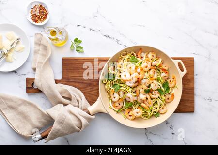 Pasta di pasta con pasta di pasta di pasta di pasta di gamberetti e zucchine con parmigiano Foto Stock