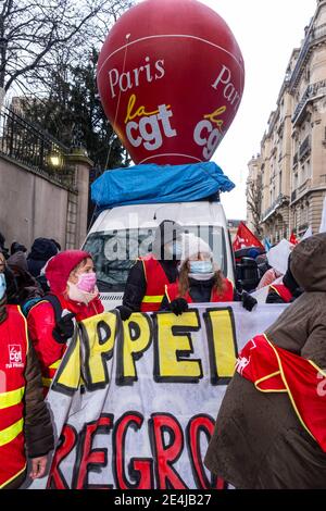 Parigi, Francia. 23 gennaio 2021. I membri dei sindacati CGT, giubbotti gialli e studenti marciano verso il MEDEF per protestare contro i licenziamenti dovuti alla pandemia del Covid-19 a Parigi, in Francia, il 23 gennaio 2021. Foto di Pierrick Villette/Avenir Pictures/ABACAPRESS.COM Credit: Abaca Press/Alamy Live News Foto Stock