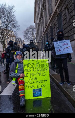 Parigi, Francia. 23 gennaio 2021. I membri dei sindacati CGT, giubbotti gialli e studenti marciano verso il MEDEF per protestare contro i licenziamenti dovuti alla pandemia del Covid-19 a Parigi, in Francia, il 23 gennaio 2021. Foto di Pierrick Villette/Avenir Pictures/ABACAPRESS.COM Credit: Abaca Press/Alamy Live News Foto Stock