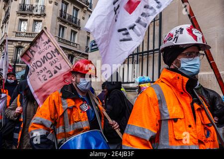 Parigi, Francia. 23 gennaio 2021. I membri dei sindacati CGT, giubbotti gialli e studenti marciano verso il MEDEF per protestare contro i licenziamenti dovuti alla pandemia del Covid-19 a Parigi, in Francia, il 23 gennaio 2021. Foto di Pierrick Villette/Avenir Pictures/ABACAPRESS.COM Credit: Abaca Press/Alamy Live News Foto Stock