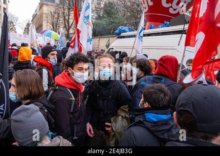 Parigi, Francia. 23 gennaio 2021. I membri dei sindacati CGT, giubbotti gialli e studenti marciano verso il MEDEF per protestare contro i licenziamenti dovuti alla pandemia del Covid-19 a Parigi, in Francia, il 23 gennaio 2021. Foto di Pierrick Villette/Avenir Pictures/ABACAPRESS.COM Credit: Abaca Press/Alamy Live News Foto Stock