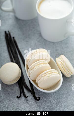Macaron alla vaniglia con fagioli alla vaniglia Foto Stock