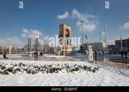 ISTANBUL, TURCHIA - 18 GENNAIO 2021: Monumento della Repubblica di Taksim nel giorno della neve. La prima neve a Istanbul dopo 3 anni. Foto Stock