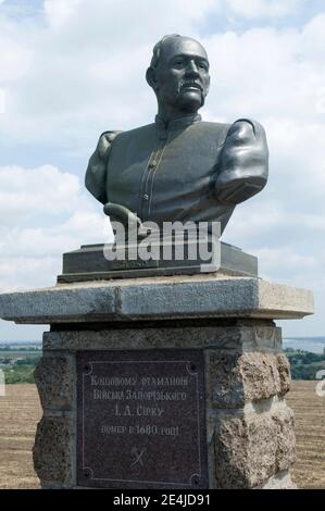 Sirko, leader di Cossack, si è scossato sopra il monumento e la tomba. Cielo e campo marrone sullo sfondo. Kapulivka villaggio vicino Dnipro. Foto Stock