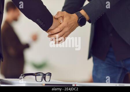 Closeup di una stretta di mano costante fra i soci di affari dopo un riunione di negoziazione riuscita Foto Stock