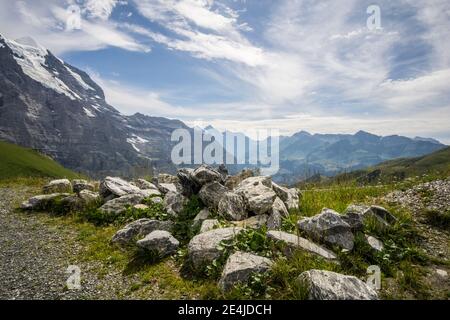 Vista delle Alpi bernesi vista dal sentiero sopra Kleine Scheidegg nell'Oberland Bernese, Svizzera Foto Stock