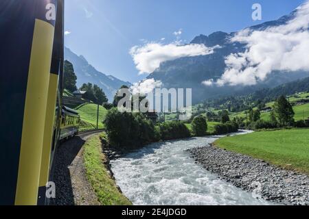 Il fiume Schwarze Lütschine, o Black Lütschine, da un treno Oberland Bernese diretto a Grindelwald nell'Oberland Bernese in Svizzera Foto Stock