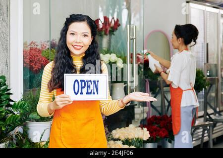 Fiorista con cartello aperto Foto Stock