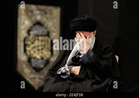 Il leader supremo dell'Iran Ayatollah Seyed Ali Khamenei, seduto accanto a Qasem Soleimani, comandante generale maggiore della Quds Force del corpo della Guardia rivoluzionaria islamica durante la cerimonia di lutto del martirio di Hazrat Fatima Zahra a Teheran, Iran,17/01/2021- Foto di Alfred Yaghobzadeh/ABACAPRESS.COM Foto Stock