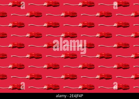 Schema dei tamponi usati su sfondo rosso Foto Stock