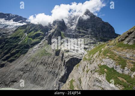 Vista dell'estremità orientale dell'Eiger dal sentiero lungo il ghiacciaio Grindelwald inferiore, vicino a Grindelwald, nell'Oberland Bernese, Svizzera Foto Stock