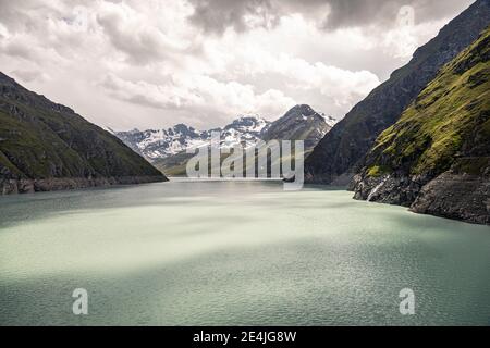 Lago nel paesaggio di montagna Foto Stock