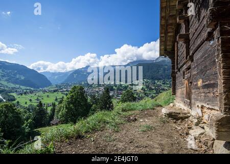 Un fienile alpino ai piedi del ghiacciaio Grindelwald inferiore, vicino a Grindelwald, nell'Oberland Bernese, Svizzera Foto Stock