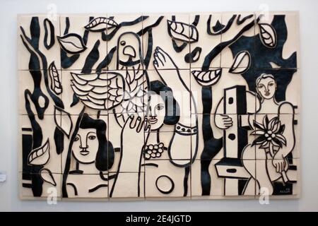 Fernand Leger National Museum. Fernand Leger Donne con pappagalli Les femmes au perroquet. Pittura su piastrelle. Foto Stock