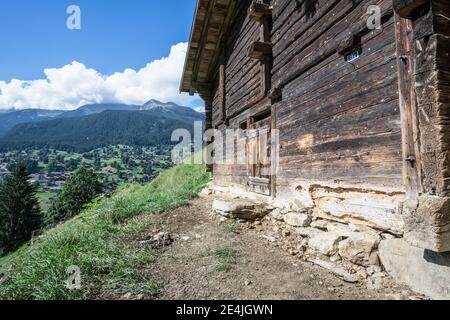 Un fienile alpino ai piedi del ghiacciaio Grindelwald inferiore, vicino a Grindelwald, nell'Oberland Bernese, Svizzera Foto Stock