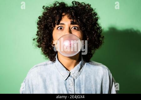 Ritratto di giovane donna che soffia bolla gomma bolla Foto Stock