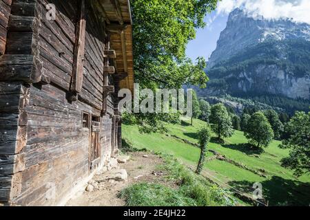 Un fienile alpino ai piedi del ghiacciaio Grindelwald inferiore, vicino a Grindelwald, nell'Oberland Bernese, Svizzera Foto Stock