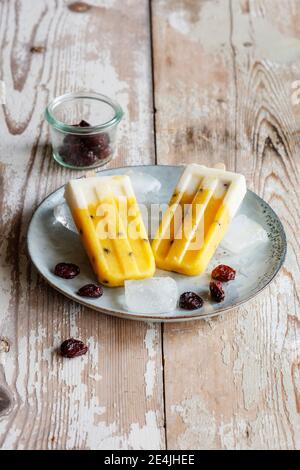 Popsicle fatte in casa con mango e frutto della passione Foto Stock