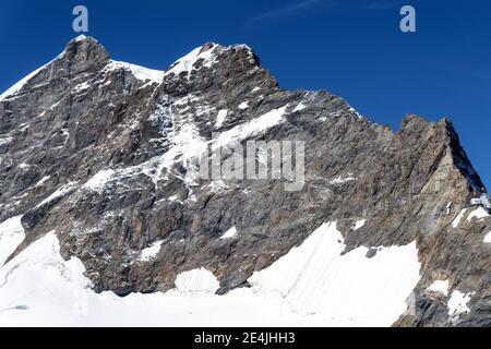 Vista sul monte Jungfrau in una giornata di sole dalla terrazza Sphinx dello Jungfraujoch nell'Oberland Bernese, Svizzera Foto Stock