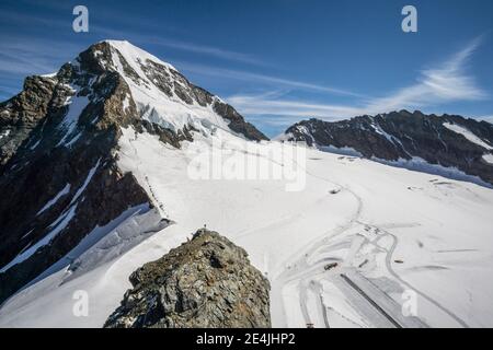 La montagna e il campo di neve di Mönch visti dalla terrazza Jungfraujoch Sphinx nell'Oberland Bernese, in Svizzera Foto Stock