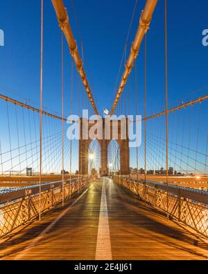 USA, New York, New York City, Brooklyn Bridge all'alba Foto Stock