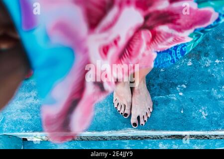Donna allegra urlando mentre tira i capelli contro il cespuglio Foto Stock