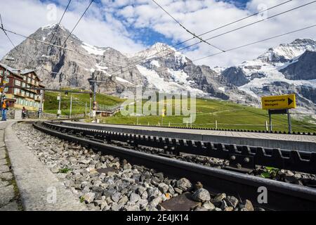 Primo piano dettaglio della ferrovia a cremagliera presso la stazione Kleine Scheidegg sulla ferrovia Jungfrau nell'Oberland Bernese, Svizzera Foto Stock