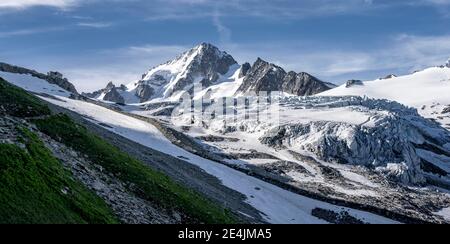 Rifugio sinistro Rifugio Albert 1er, panorama montano, Glacier du Tour, Ghiacciaio e vette di montagna, paesaggio alpino alto, picco del Aiguille du Foto Stock