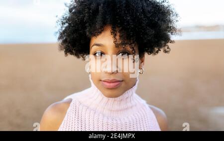 Primo piano ritratto di giovane donna con capelli afro in spiaggia Foto Stock