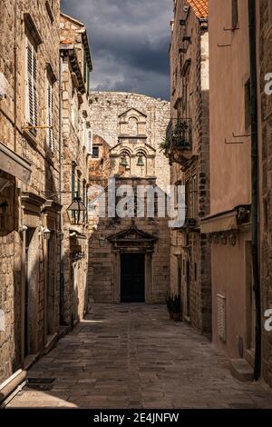 Croazia, Dubrovnik, vicolo stretto nella città vecchia Foto Stock