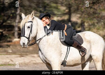 Ritratto di donna equitazione in paddock Foto Stock