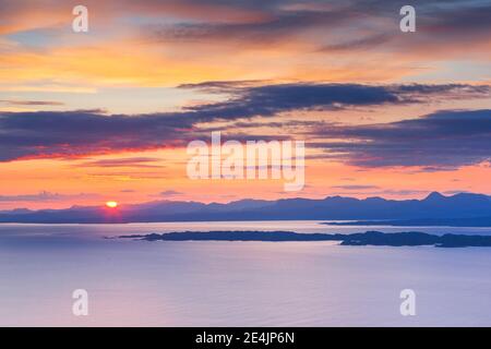 Vista dall'Isola di Skye alla terraferma e le isole di Raasay e Rona, Scozia, Gran Bretagna Foto Stock