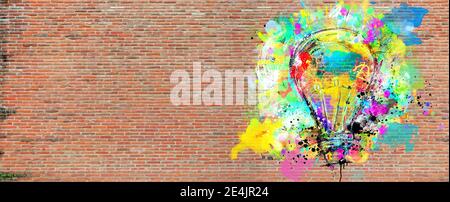 Grande lampadina stilizzata su una grande parete di mattoni disegnati con spruzzi di vernice colorata. Concetto di innovazione e creatività mattone Foto Stock