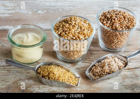 Frumento sotto forma di farina, cereali e fiocchi Foto Stock