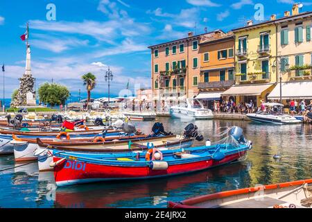 Italia, Veneto, Lazise, Barche ormeggiate in porto Foto Stock