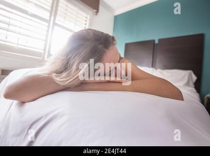 Primo piano di una giovane donna che dorme a casa Foto Stock