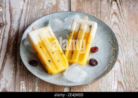 Popsicle fatte in casa con mango e frutto della passione Foto Stock