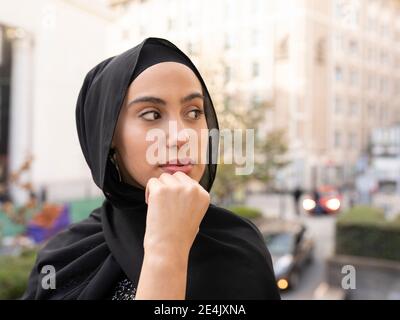 Ritratto di giovane bella donna con hijab nero Foto Stock