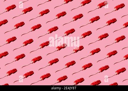 Modello di tamponi usati su sfondo rosa Foto Stock