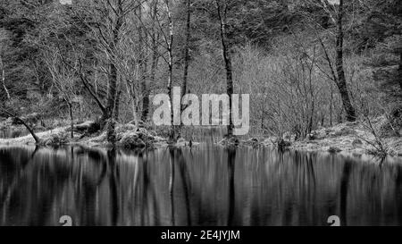 Bella immagine in bianco e nero paesaggio di Torren Lochan in Glencoe nelle Highlands scozzesi in una giornata invernale Foto Stock