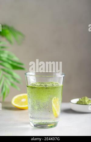 bevanda disintossicante sana con polvere verde di supercibo in vetro Foto Stock