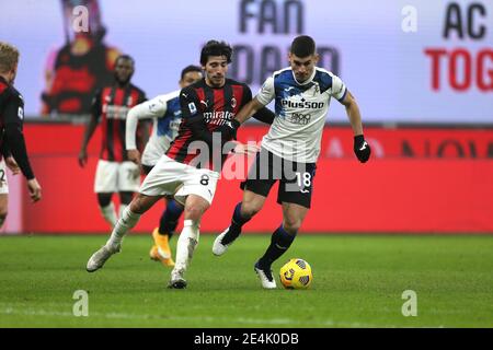 MILANO, ITALIA - GENNAIO 23: Sandro Tonali di AC Milan, Russan Malinovskyi di Atalanta durante la serie A match tra AC Milan e Atalanta Bergamo AT Foto Stock
